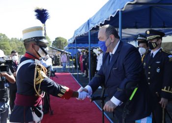 “Cumplan con su deber de servir a nuestro país”, dice el Presidente a nuevos oficiales del Ejército