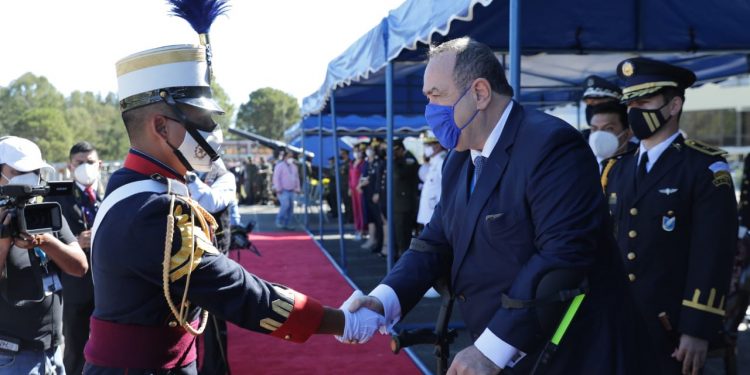 “Cumplan con su deber de servir a nuestro país”, dice el Presidente a nuevos oficiales del Ejército