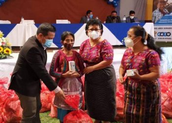Entregan alimentos a adultos mayores en Chimaltenango