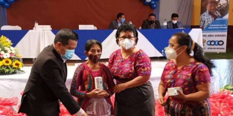 Entregan alimentos a adultos mayores en Chimaltenango