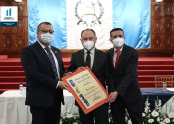 Cultura entrega Premio Carlos Mérida a Darío Escobar