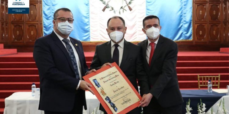 Cultura entrega Premio Carlos Mérida a Darío Escobar