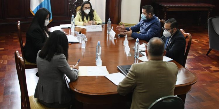 Reunión de trabajo por la construcción de las escuelas del bicentenario.