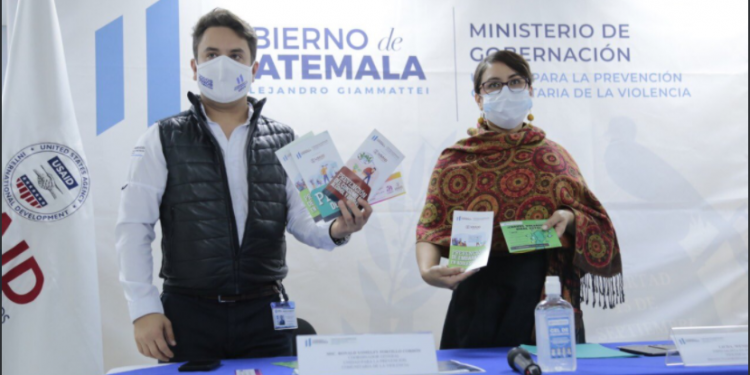 USAID entrega material para prevención de la violencia comunitaria