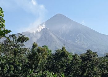 Monitorean actividad del volcán Santiaguito, que ha intensificado su actividad