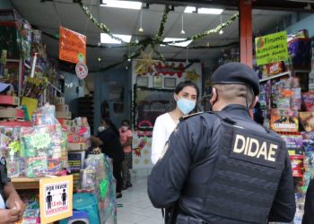Agentes antiexplosivos brindan charlas informativas a vendedores de pirotecnia