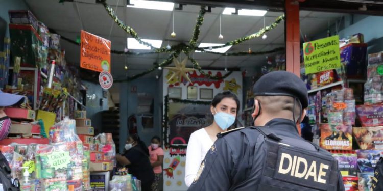 Agentes antiexplosivos brindan charlas informativas a vendedores de pirotecnia