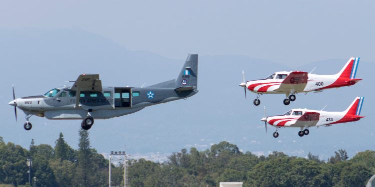 Presidente felicita a la Fuerza Aérea Guatemalteca por su 99 aniversario