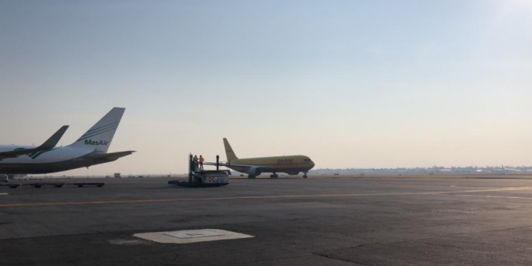 Aterriza en México primer lote de vacunas contra el coronavirus