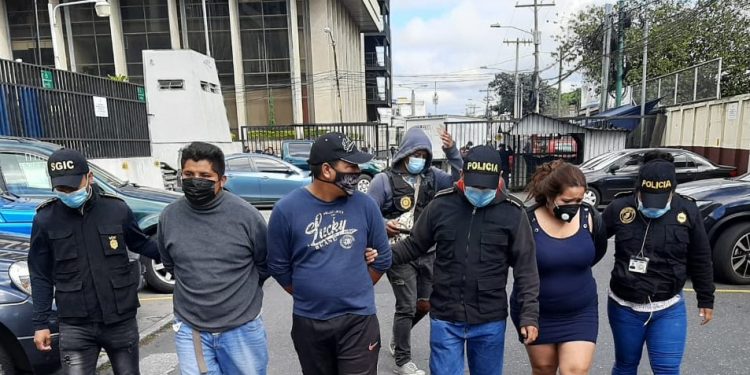 Sorprenden a supuestos extorsionistas cuando recibían paquete que simulaba billetes