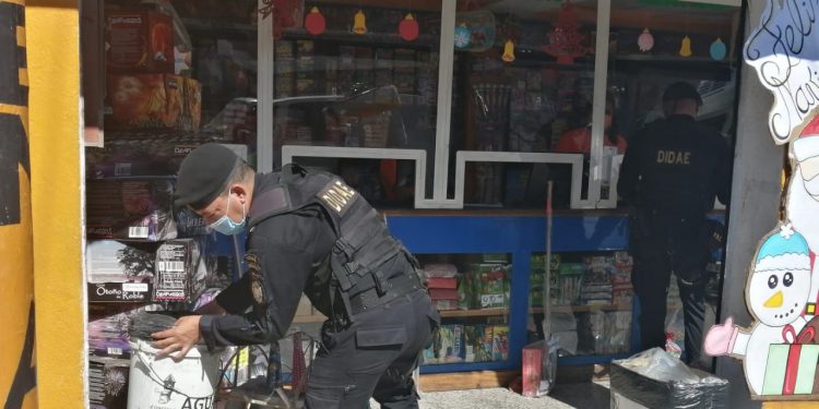 Supervisan negocios de pirotecnia para prevenir accidentes