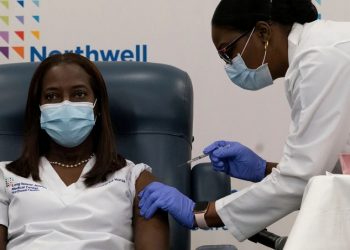 Una enfermera fue la primera en recibir la vacuna de Pfizer en Nueva York