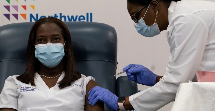Una enfermera fue la primera en recibir la vacuna de Pfizer en Nueva York