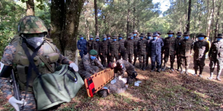 Capacitan a soldados en atención de primeros auxilios