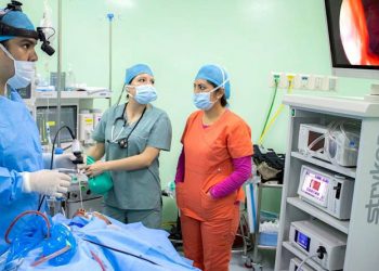 Médicos atendiendo a pacientes./Foto: DCA.