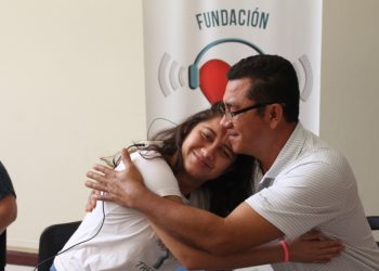 Padre esperó 20 años para que su hija escuchara su voz