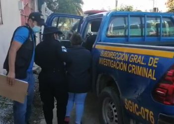 Capturan a mujer cuando instalaba dispositivo en cajero automático