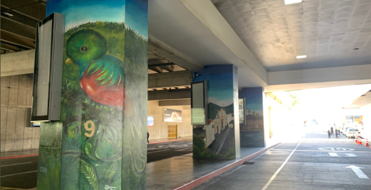 Aeropuerto Internacional La Aurora estrena murales artísticos