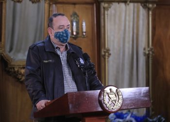Presidente insta a continuar con medidas de seguridad para evitar cierre del país