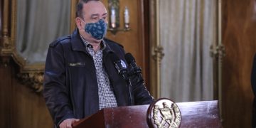 Presidente insta a continuar con medidas de seguridad para evitar cierre del país