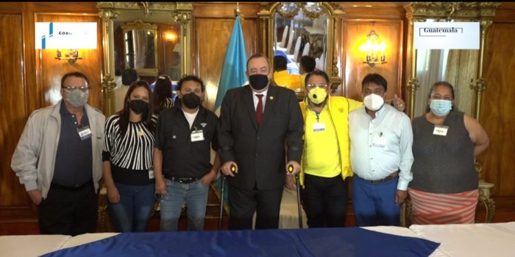 presidente se reúne con representantes del comercio informal