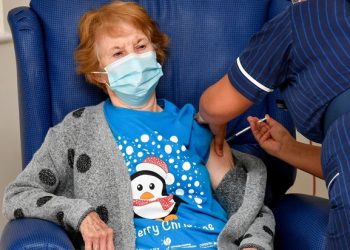 Reino Unido comienza vacunación contra el COVID-19