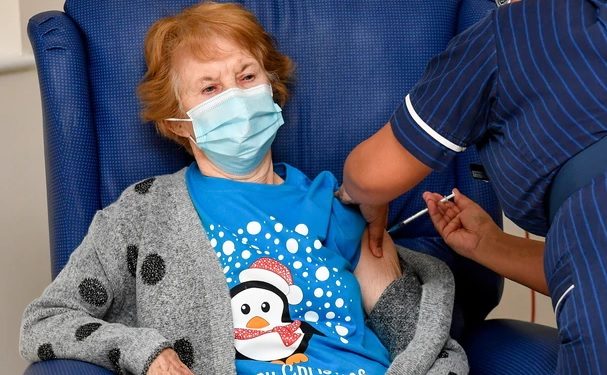Reino Unido comienza vacunación contra el COVID-19