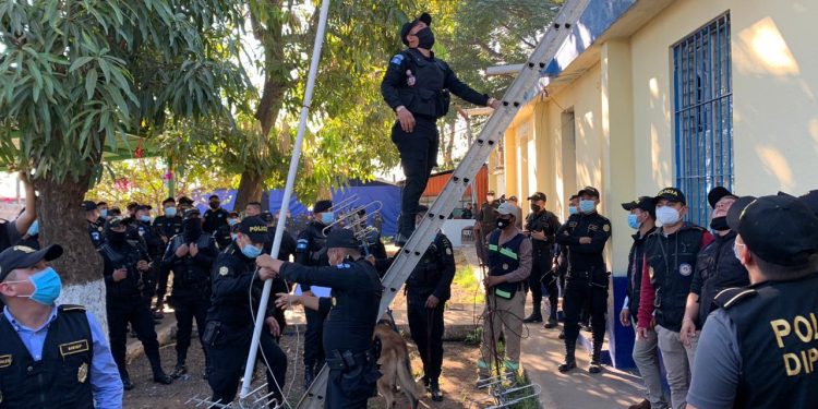 Localizan antenas receptoras de señal telefónica en cárcel El Infiernito