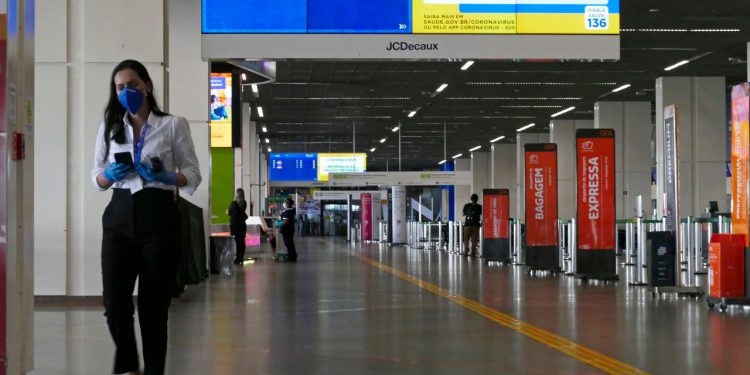 aeropuerto brasil personas
