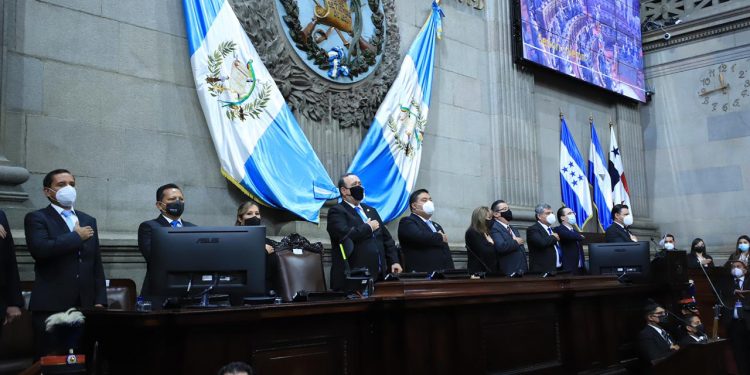 Presidente asiste al Congreso a presentar Primer Informe del Gobierno