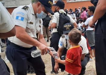 Agentes de la PNC brindan apoyo a un hijo de migrantes hondureños