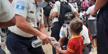 Agentes de la PNC brindan apoyo a un hijo de migrantes hondureños