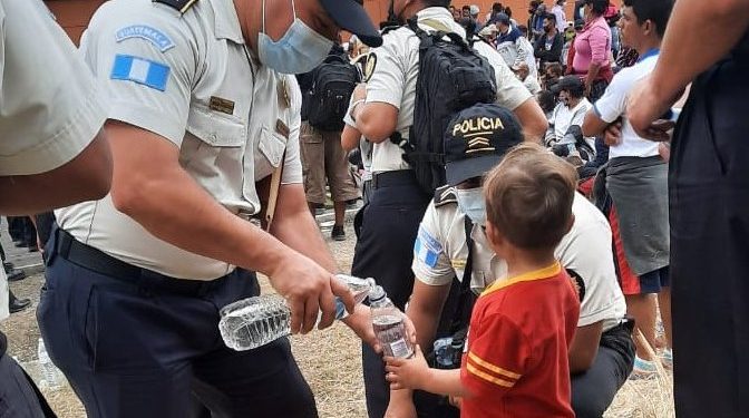 Agentes de la PNC brindan apoyo a un hijo de migrantes hondureños