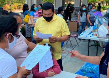 migrantes realizando trámites