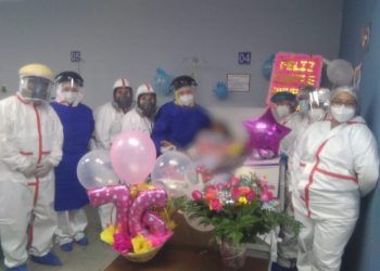 Personal de hospital de Santa Lucía Cotzumalguapa celebra los 76 años de paciente con coronavirus