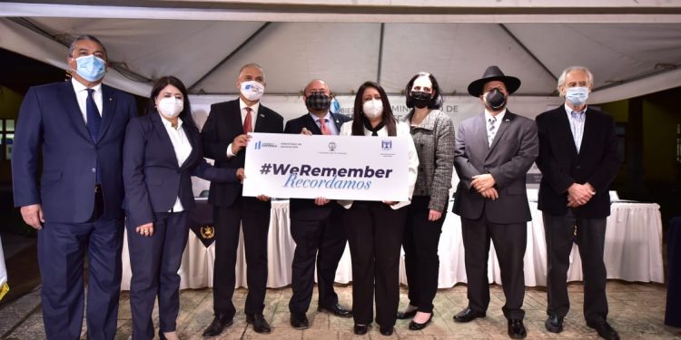 Rinden tributo a la memoria de las víctimas del Holocausto