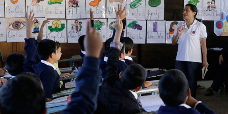 Abren convocatoria para que docentes de educación secundaria opten a becas en Estados Unidos