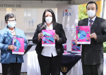 Donan 150 mil libros de texto de matemática a institutos por cooperativa