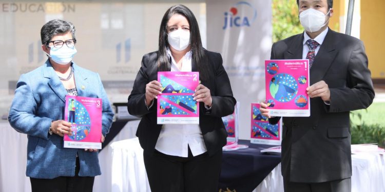 Donan 150 mil libros de texto de matemática a institutos por cooperativa