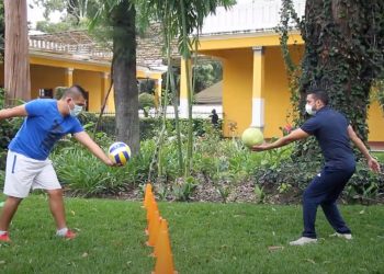 Roberto Vargas, maestro de educación física de nivel medio, enseña como realizar un saque frontal bajo en voleibol./Foto: Digef.