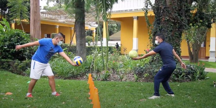 Roberto Vargas, maestro de educación física de nivel medio, enseña como realizar un saque frontal bajo en voleibol./Foto: Digef.