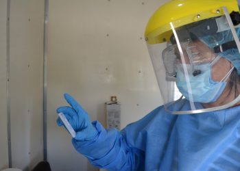 Personal del Ministerio de Salud procesas las pruebas de coronavirus en el país./Foto: MSPAS.