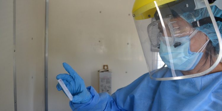 Personal del Ministerio de Salud procesas las pruebas de coronavirus en el país./Foto: MSPAS.