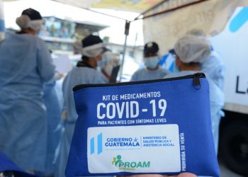 Kits de medicamentos son entregados a pacientes con coronavirus con síntomas leves./Foto: MSPAS.
