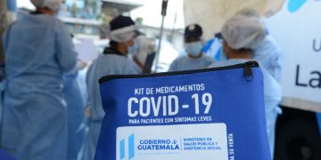Kits de medicamentos son entregados a pacientes con coronavirus con síntomas leves./Foto: MSPAS.