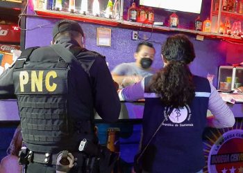 PNC y MSPAS verifican cumplimiento de la ley seca en Guatemala./Foto: PNC.