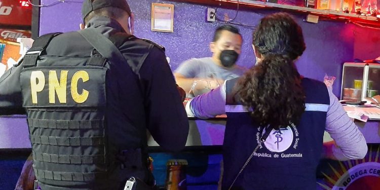 PNC y MSPAS verifican cumplimiento de la ley seca en Guatemala./Foto: PNC.