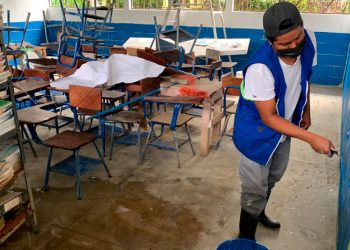 Escuela dañada por el paso de las depresiones tropicales Eta y Iota