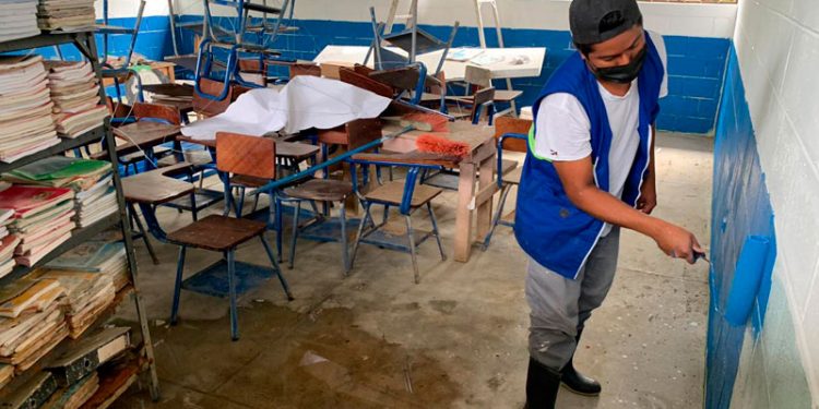 Escuela dañada por el paso de las depresiones tropicales Eta y Iota