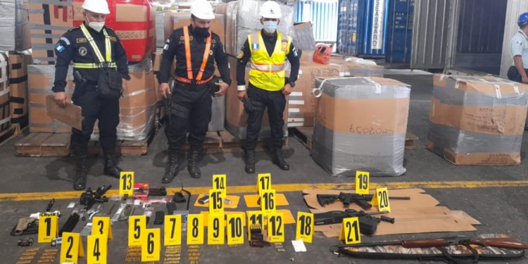 Localizan armamento en contenedor procedente de Miami